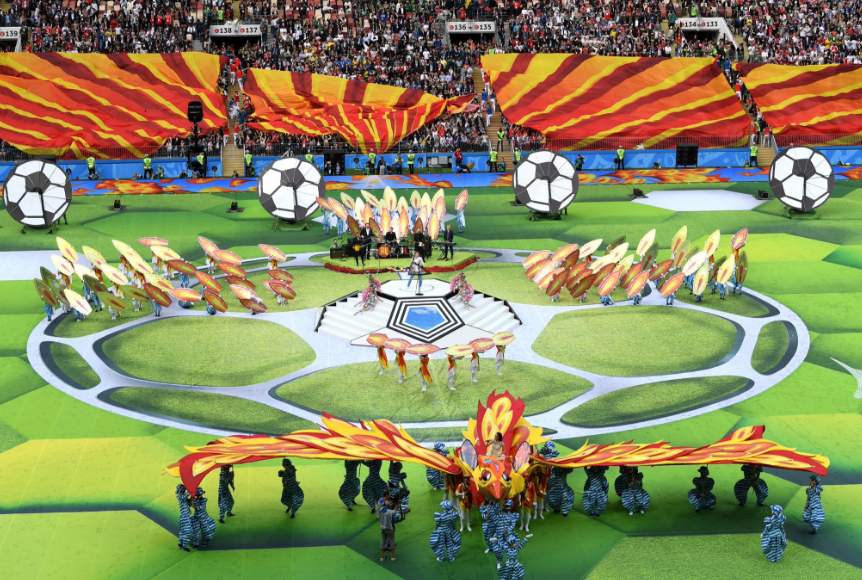 Robbie Williams, na cerimônia de abertura da Copa do Mundo 2018. Foto: Reprodução/Twitter. (@fifaworldcup_pt)