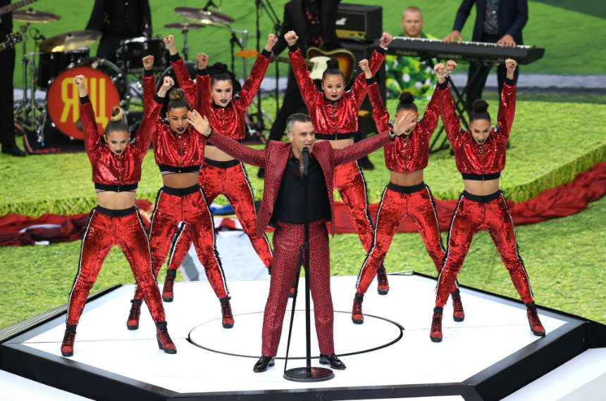 Robbie Williams, na cerimônia de abertura da Copa do Mundo 2018. Foto: Reprodução/Twitter. (@fifaworldcup_pt)