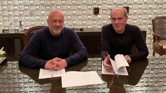 O Presidente da Sony Music Brasil, Paulo Junqueiro, e Ney Matogrosso na assinatura do contrato Divulgação Sony Music