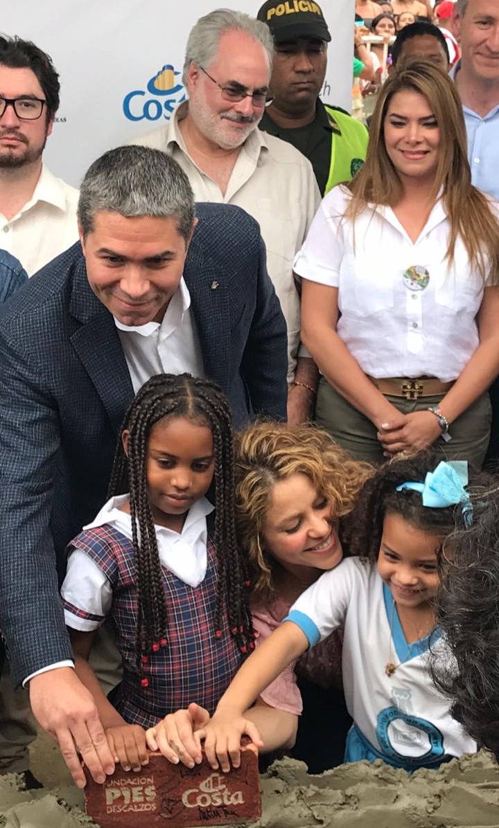 Dario, Shakira e crianças da comunidade. Foto: Divulgação