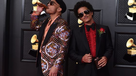Anderson .Paak e Bruno Mars. Foto: Divulgação / E! Entertainment / Jordan Strauss / AP / Shutterstock