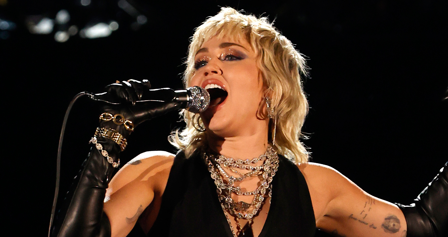Miley Cyrus Performs A Tribute To Frontline Heroes At The 2021 NCAA Final  Four - Portal PopNow - Know how pop!
