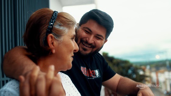 Felipe Barão e sua mãe. Foto: Divulgação