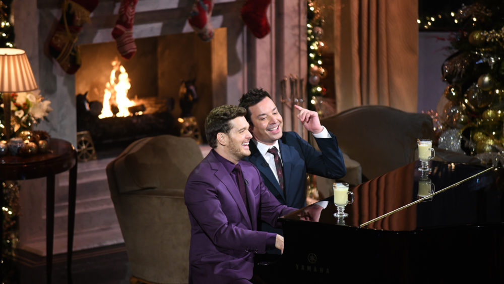 Michael Bublé e Jimmy Fallon soltam a voz juntos. Crédito: Divulgação