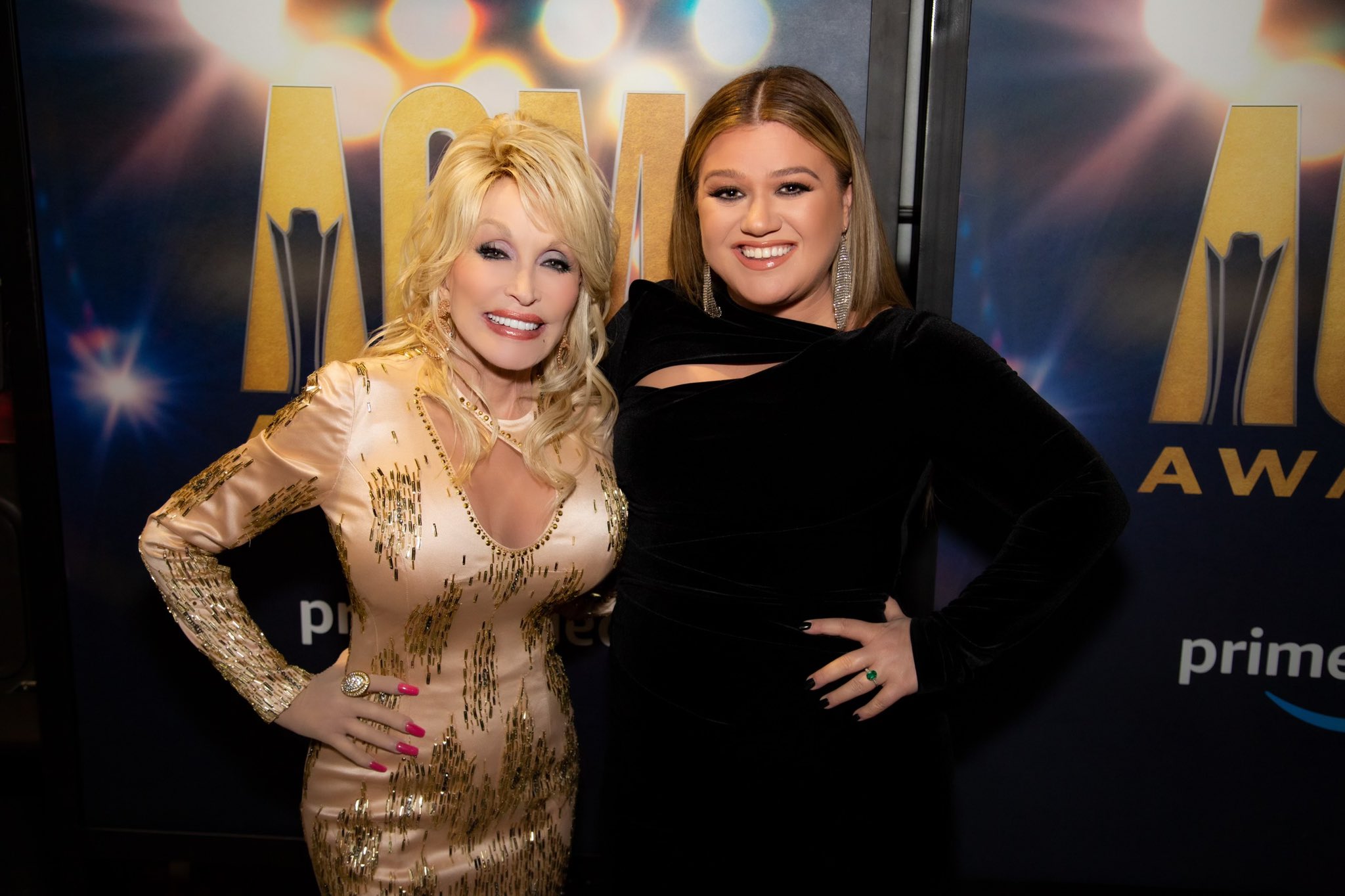 Kelly Clarkson e Dolly Parton. Foto: Reprodução / Twitter (@KellyClarkson)